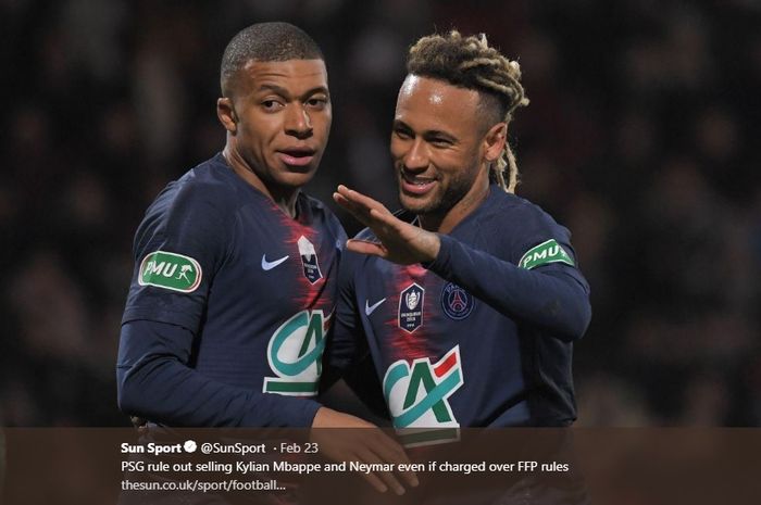 Neymar dan Kylian Mbappe merayakan gol bersama-sama