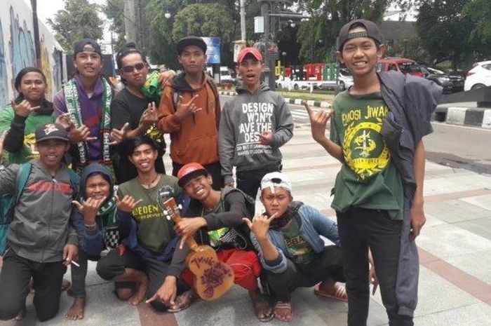 Pendukung tim Persebaya Surabaya yaitu Bonek berfoto bersama di sekitar Alun-alun Kota Bandung, Rabu (6/3/2019). 