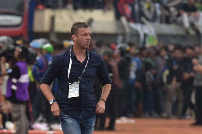Pelatih Persib Bandung, Miljan Radovic, saat memimpin timnya melawan Persebaya Surabaya di Piala Presiden 2019.