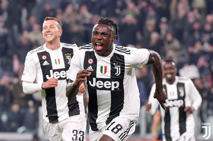 Penyerang Juventus, Moise Kean, merayakan gol bersama Federico Bernardeschi dalam laga pekan ke-27 Liga Italia melawan Udinese di Stadion Allianz Turin, 8 Maret 2019.