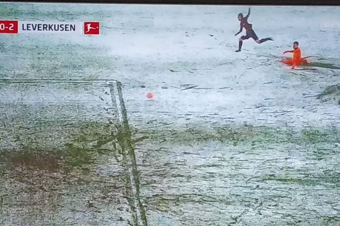 Tembakan pemain Hannover, Genki Haraguchi, yang berhenti depan garis gawang karena terhambat salju.