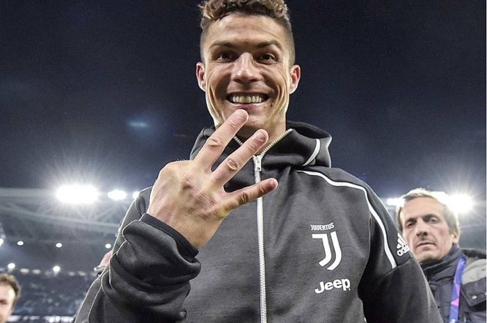 Bintang Juventus Cristiano Ronaldo berpose dengan tiga jari usai mencetak hatrik kontra Atletico Madrid dalam babak 16 besar leg kedua di Stadion Allianz, Torino, Italia, Rabu (12/3/2019) dini hari WIB.
