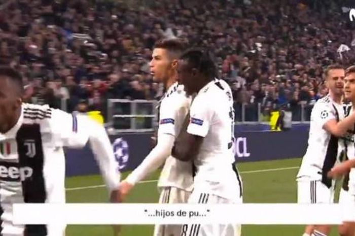 Megabintang Juventus, Cristiano Ronaldo, mengumpat ke tribune suporter Atletico dalam partai Liga Champions di Allianz Stadum, Selasa (12/3/2019)