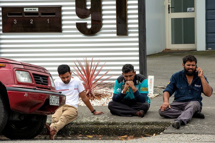 Ketegangan terlihat di luar Masjid Al Noor, Kota Christchurch, Selandia Baru, menyusul insiden penembakan di masjid tersebut, Jumat (15/3/2019). Perdana Menteri Selandia Baru, Jacinda Ardern, dalam keterangannya mengatakan, sedikitnya 40 orang tewas dan 20 lainnya luka parah dalam serangan teror ter