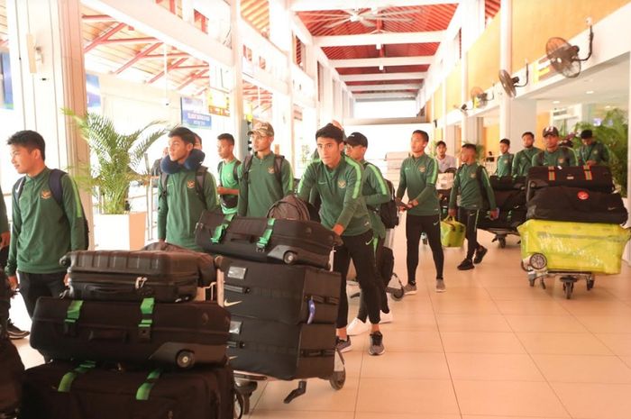 Para pemain Timnas U-23 Indonesia tiba di Bandara Internasional I Gusti Ngurah Rai, Badung, Bali, Jumat (15/3). Timnas U-23 Indonesia akan melakoni laga uji coba kontra Bali United, Minggu (17/3//2019).