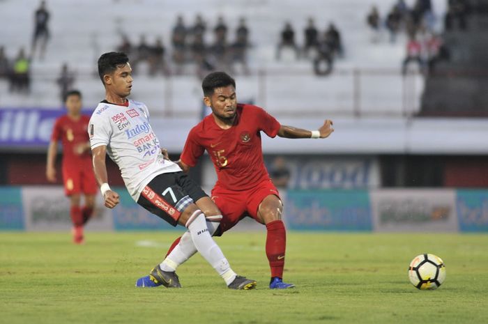 Miftahul Hamdi dari Bali United dan Saddil Ramdani dari timnas U-23 Indonesia dalam laga uji coba di Stadion Kapten I Wayan Dipta, Gianyar, Minggu (17/3/2019).