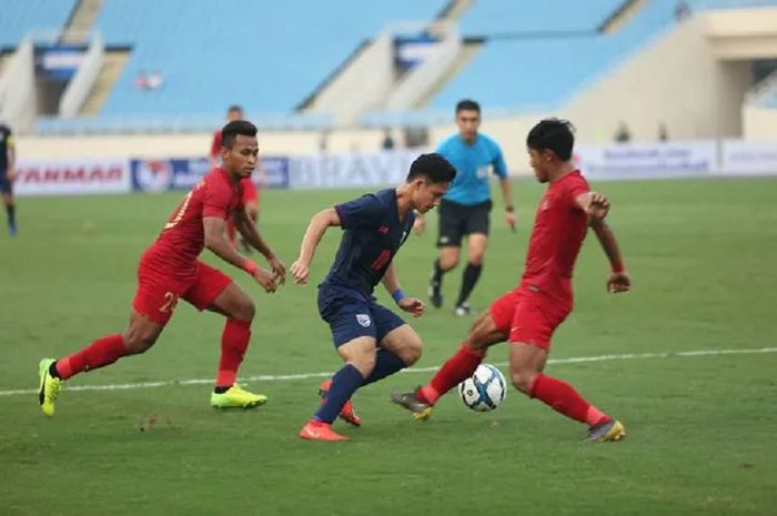 Dua pemain Timnas U-23 Indonesia mengapit pemain Timnas U-23 Thailand dalam laga perdana Grup K Kualifikasi Piala Asia U-23 2020 di Stadion Nasional My Dinh, Hanoi, Vietnam, Jumat (22/3/2019) sore WIB.