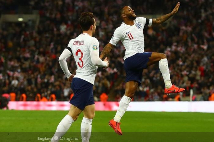 Winger timnas Inggris, Raheem Sterling (kanan), merayakan gol bersama Ben Chilwell, dalam laga Grup A Kualifikasi Piala Eropa 2020 kontra Rep. Ceska di Stadion Wembley, 22 Maret 2019.