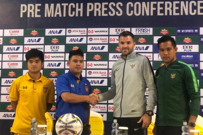 Pelatih dan pemain timnas Indonesia (SImon McMenemy dan Andritany Ardhiyasa) dalam jumpa pers sebelum laga persahabatan kontra Myanmar.
