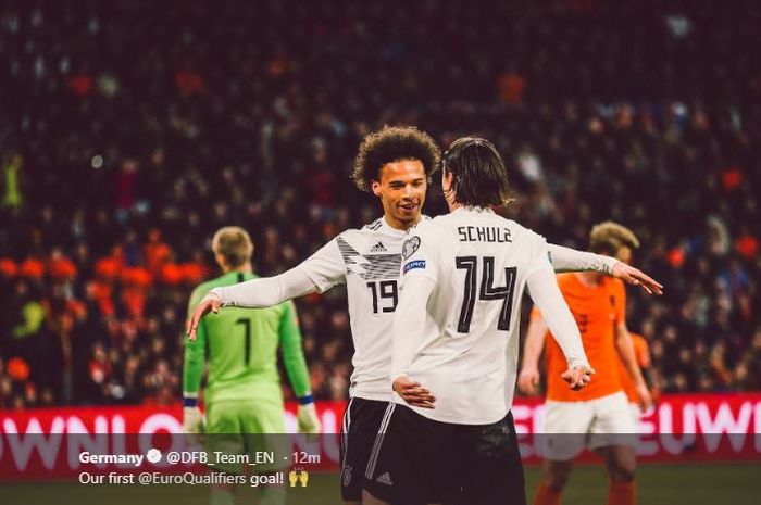 Penyerang timnas Jerman, Leroy Sane, merayakan golnya bersama Nico Schulz dalam laga Grup C Kualifikasi Piala Eropa 2020 melawan timnas Belanda di Stadion Cruijff ArenA, Minggu (24/3/2019).