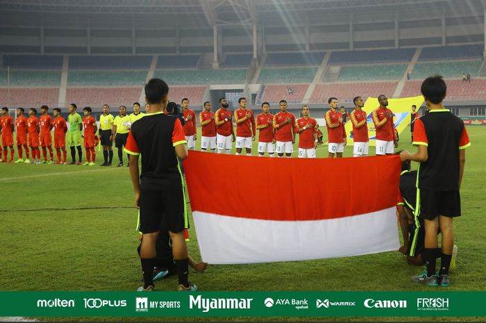 Bek timnas Indonesia, Yanto Basna (32) bersama para pemain skuat Garuda jelang laga uji coba kontra timnas Myanmar di Stadion Mandalathiri, Mandalay, 25 Maret 2019.