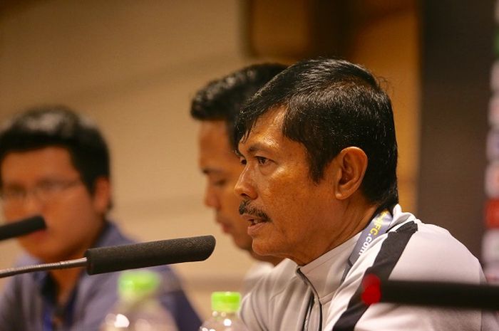 Pelatih timnas U-23 Indonesia, Indra Sjafri memberikan keterangan pers pasca kekalahan dari timnas U-23 Vietnam, Minggu (24/3/2019).