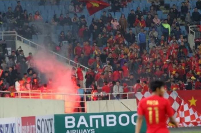 Suporter Timnas U-23 Vietnam mengganggu Timnas U-23 Indonesia dengan menyalakan flare dalam laga Grup K Kualifikasi Piala Asia U-23, Minggu (24/3/2019) malam WIB di Stadion My Dinh, Hanoi, Vietnam