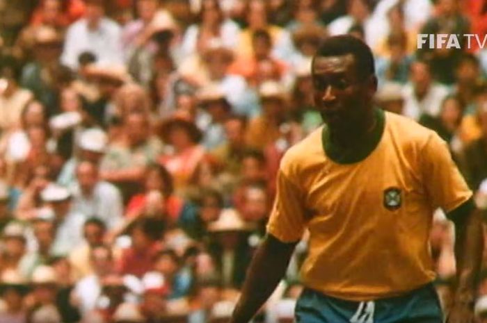 Striker timnas Brasil, Pele, saat beraksi di final Piala Dunia 1970 melawan Italia di Stadion Azteca, Meksiko City.