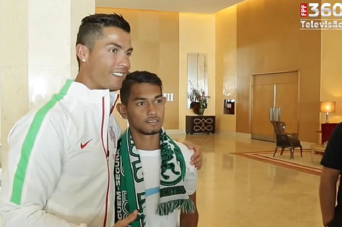 Megabintang timnas Portugal, Cristiano Ronaldo (kiri), berpose dengan Martunis.