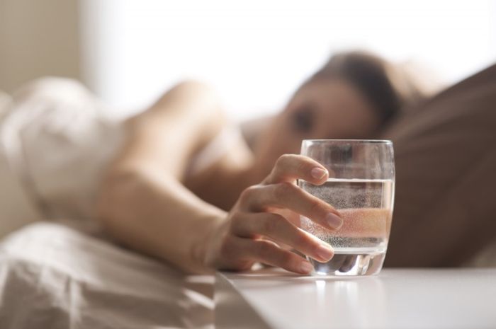 Ini 5 Manfaat yang Akan Kamu Rasakan Jika Rutin Minum Air Putih Setelah Bangun Tidur