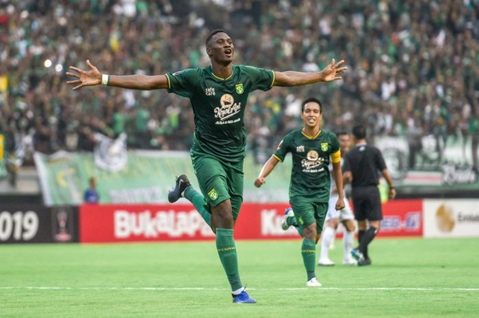 Selebrasi penyerang Amido Balde saat memastikan kemenangan Persebaya atas PS Tira-Persikabo pada babak 8 besar Piala Presiden 2019. 