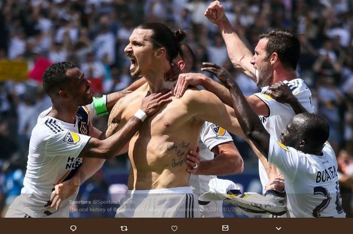 Zlatan Ibrahimovic dikerubungi rekan setim saat merayakan gol untuk LA Galaxy.