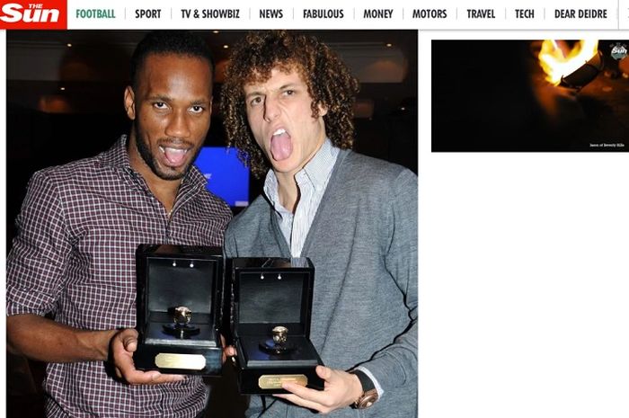 Didier Drogba bersama David Luiz saat memamerkan cincin buatan Jason of Beverly Hills pada 2012 silam.