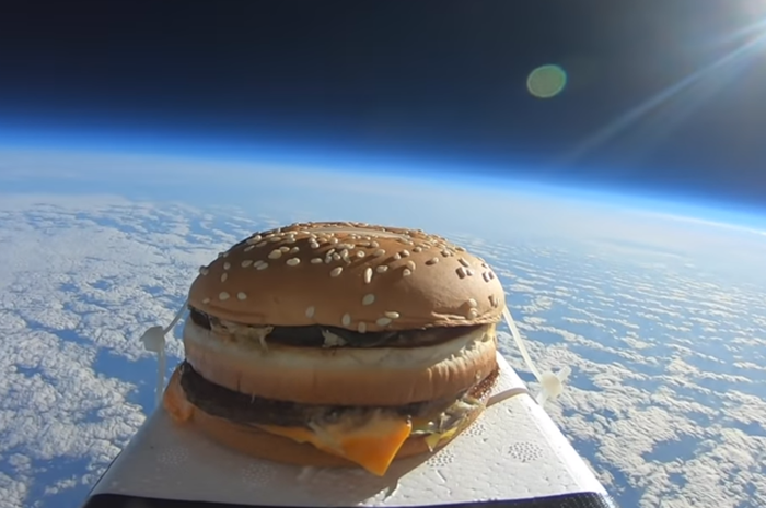 Petugas klub Inggris, Colchester United, merasakan pengalaman unik karena menemukan burger yang diterbangkan ke ruang angkasa.