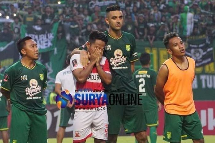 Andik Vermansah meneteskan air mata usai ikut menyanyikan Song for Pride di Stadion GBT usai laga Persebaya Surabaya Vs Madura United di semifinal Piala Presiden 2019 