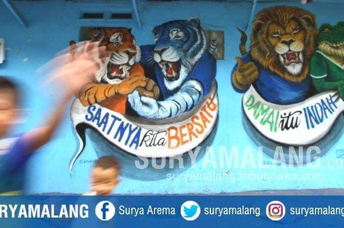 Mural maskot klub sepak bola berangkulan di Kampung Biru Arema, Kelurahan Kidul Dalem, Kota Malang, Senin (8/4/2019).