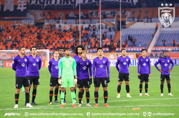 Para pemain Johor Darul Takzim memberikan hormat ke pendukung mereka yang ikut tandang saat dijamu Shandong Luneng pada matchday ketiga Grup E Liga Champions Asia 2019 di Stadion Jinan Olympic Sports Center, 9 April 10&#96;9. 