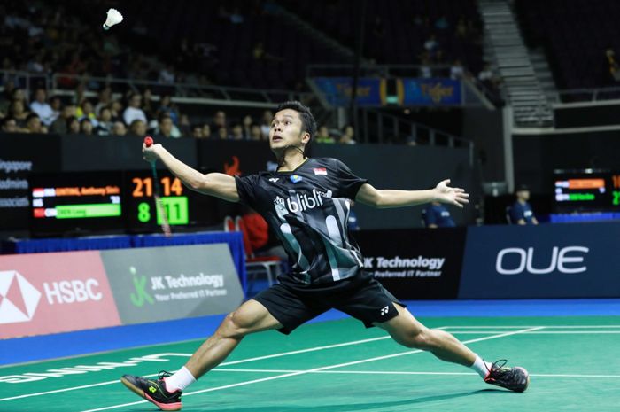 Pemain tunggal putra Indonesia, Anthony Sinisuka Ginting, bermain pada Singapore Open 2019 di Singapore Indoor Stadium, Singapura, Jumat (12/4/2019).