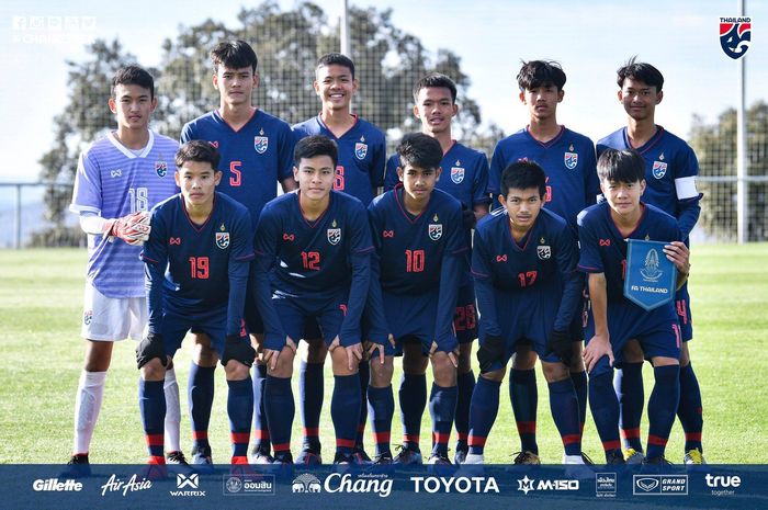 Skuat timnas U-15 Thailand saat menghadapi Leganes di lapangan Angeles de San Rafael, Kamis (11/4/2019).