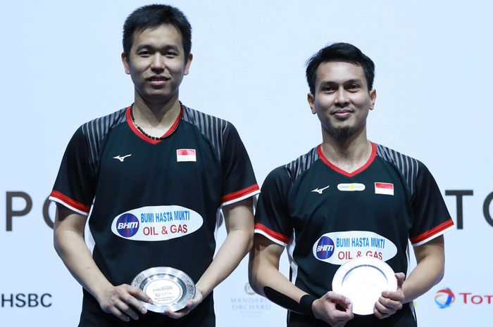Pasangan ganda putra Indonesia, Mohammad Ahsan/Hendra Setiawan, berpose di podium runner-up Singapore Open 2019.