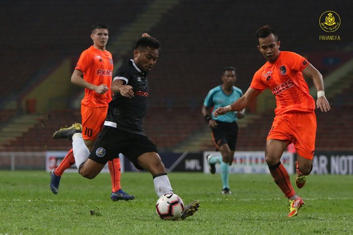 Aksi winger Pahang FA asal Indonesia, Saddil Ramdani yang akan melakukan sepakan dan coba dihadang pemain PKNS FC pada pekan kesembilan Liga Super Malaysia 2019 di Stadion Shah Alam, Selangor, 14 April 2019. 