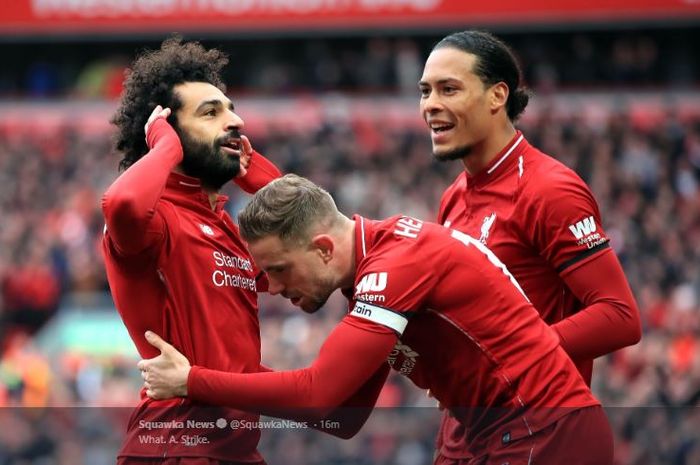 Winger Liverpool, Mohamed Salah (kiri), merayakan golnya bersama Jordan Henderson dan Virgil van Dijk, dalam laga pekan ke-34 Liga Inggris kontra Chelsea di Stadion Anfield, 14/4/2019