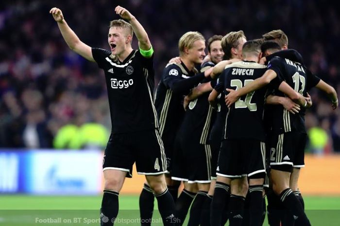 Bek Ajax Amsterdam, merayakan kemenangan 2-1 timnya atas Juventus pada leg kedua perempat final Liga Champions di Stadion Allianz Turin, 16 April 2019.