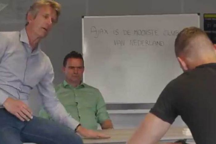 Edwin van der Sar dan Marc Overmars meminta Kjell Scherpen menuliskan 1000 kalimat pujian untuk Ajax Amsterdam.