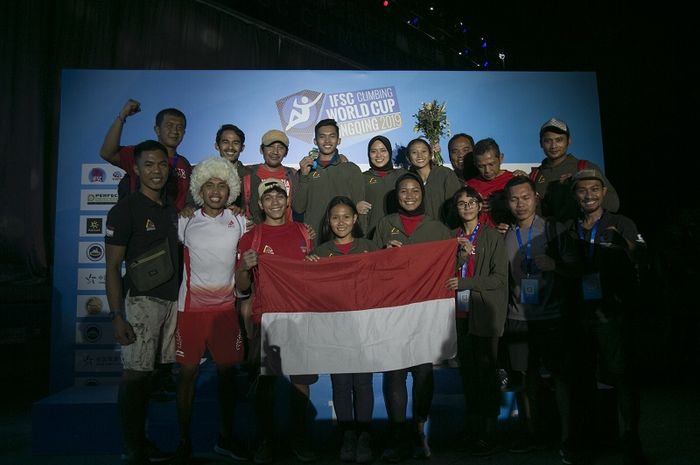 Atlet panjat tebing putra Indonesia, Alfian M Fajri (keempat dari kiri, baris belakang) berpose setelah meraih medali emas dari nomor men's speed world record pada kejuaraan dunia IFSC Worldcup di Chongqing, China, Jumat (26/4/2019).