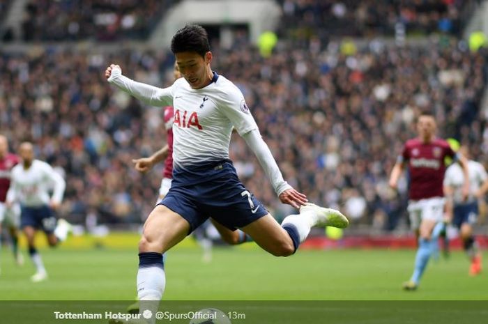 Penyerang sayap Tottenham Hotspur, Son Heung-min melepaskan tembakan dalam laga pekan ke-36 Liga Inggris kontra West Ham United di Tottenham Hotspur Stadium, 27 April 2019.