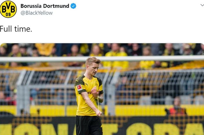 Kapten Borussia Dortmund, Marco Reus, tertunduk lesu usai diganjar kartu merah pada laga melawan Schalke, Sabtu (27/4/2019) di Stadion Signal Iduna Park.