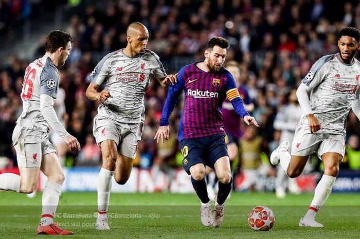 Megabintang Barcelona, Lionel Messi, beraksi melawan para pemain Liverpool pada leg pertama semifinal Liga Champions, Rabu (1/5/2019) di Camp Nou.