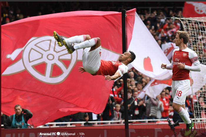 Striker Arsenal, Pierre-Emerick Aubameyang, merayakan gol yang dicetaknya ke gawang Brighton &amp; Hove Albion pada pekan ke-37 Liga Inggris, Minggu (5/5/2019) di Emirates Stadium.