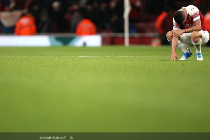 Pemain Arsenal, Granit Xhaka, terduduk lemas, seusai laga pekan ke-37 Liga Inggris kontra Broghton &amp; Hove Albion di Stadion Emirates, 5 Mei 2019.