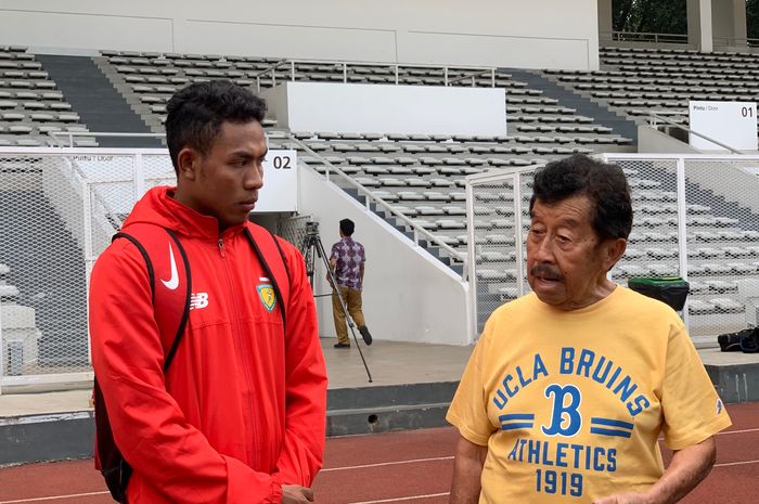 Atlet lari Indonesia, Lalu Muhammad Zohri, dan ketua PB PASI, Bob Hasan, di Lapangan Madya, Senayan, Jakarta, Selasa (7/5/2019).