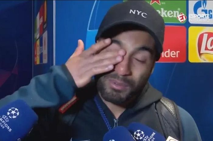 Penyerang Tottenham Hotspur, Lucas Moura berlinang air mata saat menyaksikan reaksi komentator TV Brasil terhadap gol yang ia cetak.