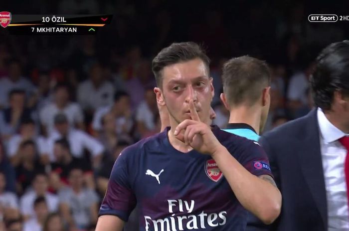 Gestur Mesut Oezil yang membuat fan Valencia emosi pada leg kedua semifinal Liga Europe, Kamis (9/5/2019).