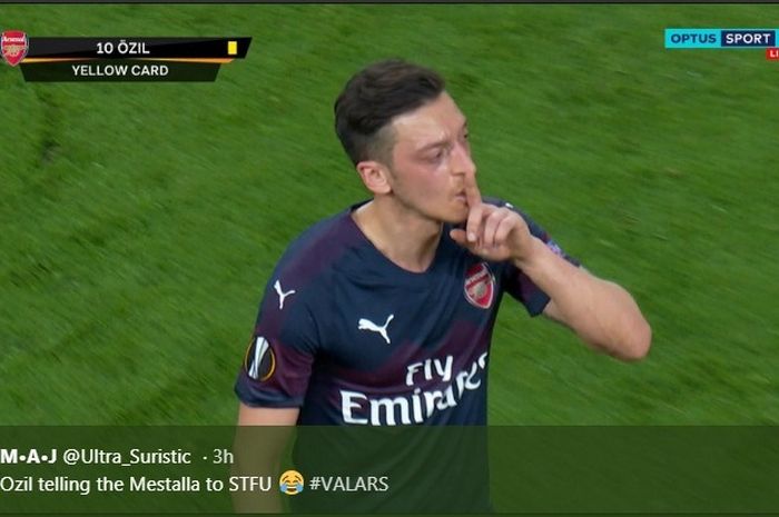 Gesture gelandang Arsenal, Mesut Oezil, kepada suporter Valencia dalam leg kedua semifinal Liga Europa di Stadion Mestalla, Kamis (9/5/2019)