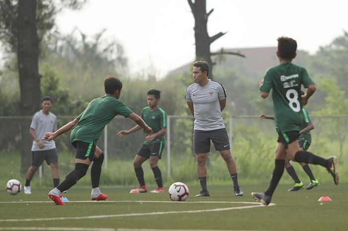 Pelatih Timnas U-16 Indonesia Bima Sakti memantau latihan di National Youth Training Center (NYTC), Sawangan, Depok, Jawa Barat, Senin (13/5/2019), untuk Piala AFF U-16 2019. 