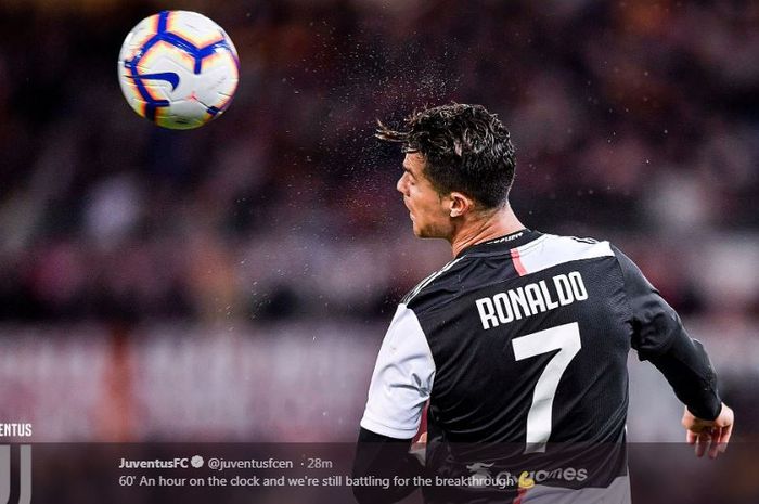 Megabintang Juventus, Cristiano Ronaldo, beraksi dalam laga Liga Italia melawan AS Roma di Stadion Olimpico, Minggu (12/5/2019).