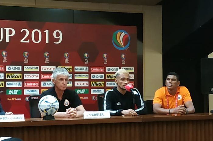Pelatih dan pemain Persija Jakarta, Ivan Kolev serta Bruno Matos, saat memberikan keterangan pers seusai laga Piala AFC 2019 kontra Shan United, Rabu (15/5/2019).