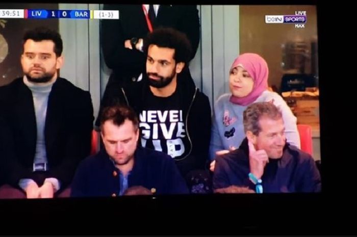 Penyerang Liverpool, Mohamed Salah bersama sang istri, Magi Salah saat menyaksikan laga Liverpool Vs Barcelona di semifinal leg kedua Liga Champions 2018-2019.