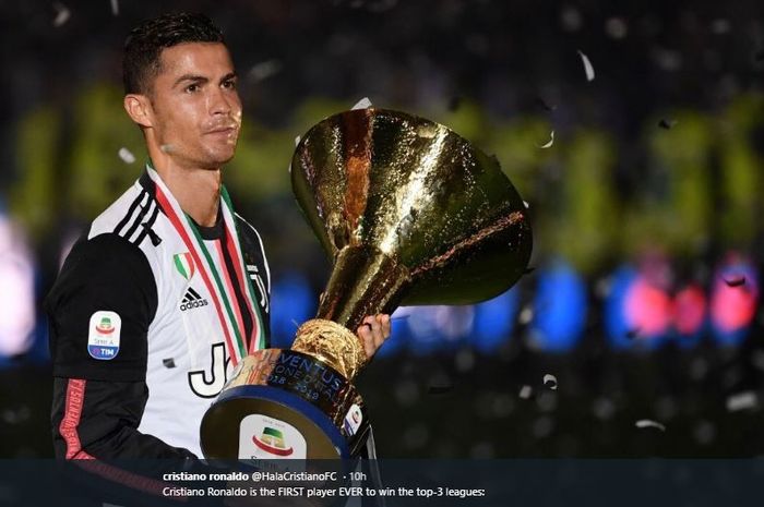 Megabintang Juventus, Cristiano Ronaldo, memegant trofi Scudetto Serie A Liga Italia musim 2018-2019.