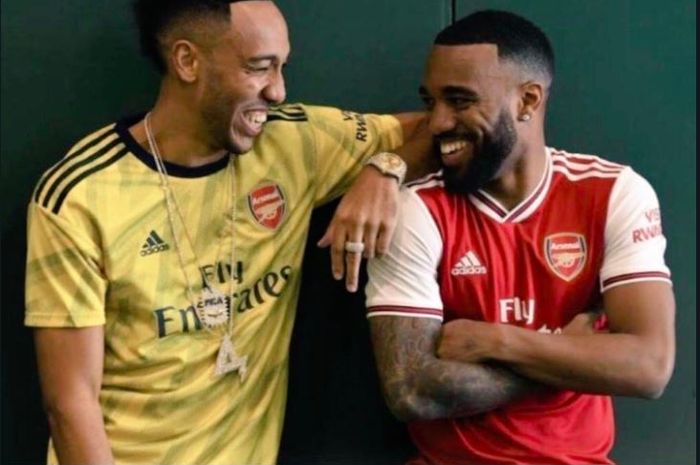 Potret jersey anyar Arsenal musim 2019-2020 yang bocor ke publik. Diperagakan oleh Pierre-Emerick Aubameyang dan Alexandre Lacazette.